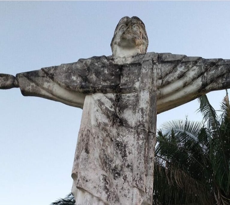 Suja e sem pintura, maior estátua do Cristo Redentor no Acre está abandonada