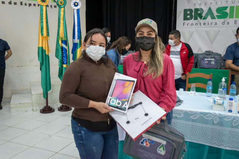 Fernanda Hassem entrega kits de trabalho para agentes comunitários de Brasileia