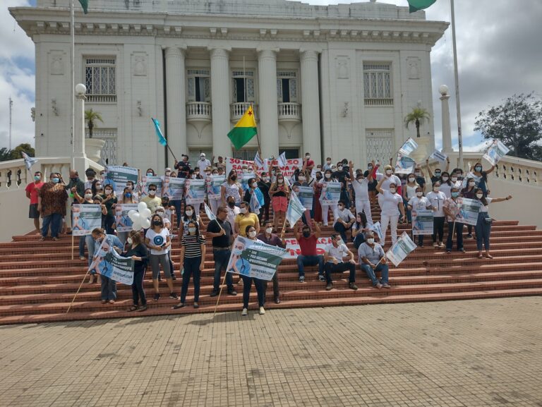 Enfermeiros fazem manifestação por reposição salarial e contra privatizações no Acre