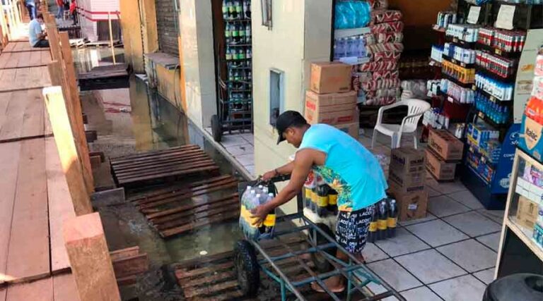Cheia avança e preocupa comerciantes do Centro de Manaus