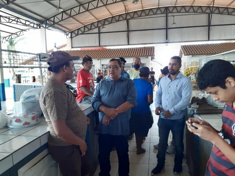 Sem máscara, Mazinho vai à feira dos colonos em Sena e cumprimenta moradores e vendedores