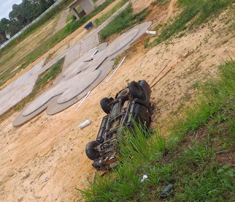 Carro capota na antiga pista de motocross, em Cruzeiro do Sul