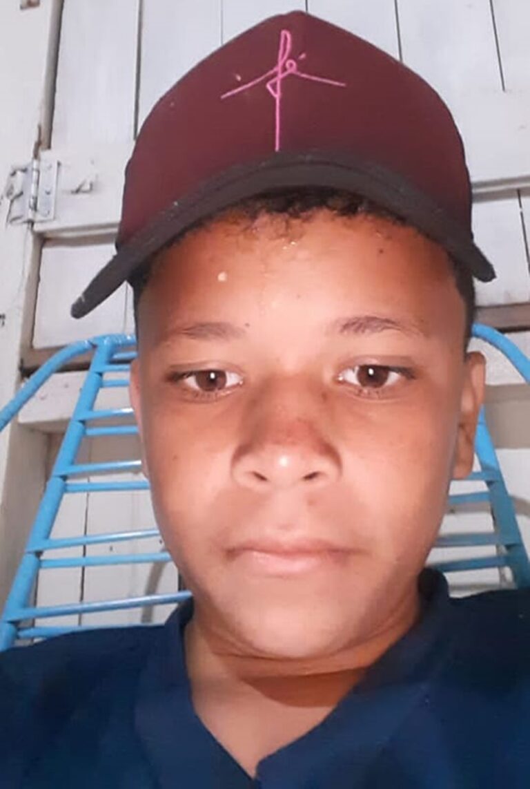 Adolescente de 14 anos desaparece após fugir correndo da mãe na rodoviária da Capital