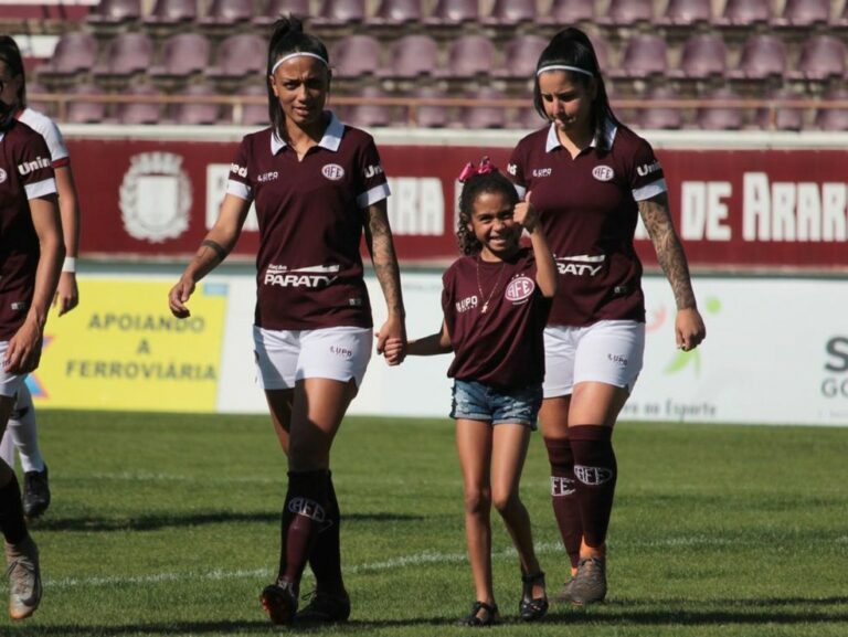 Única mãe no Botafogo, Kamilla superou julgamentos e lida com distância da filha