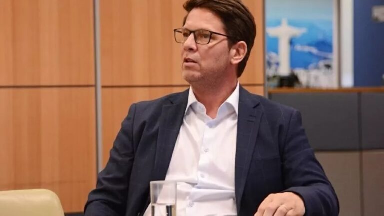 Mario Frias anda armado, grita e assusta funcionários da Cultura