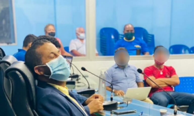 No AC, vereador ‘pega no sono’  durante sessão na Câmara e vira meme na internet