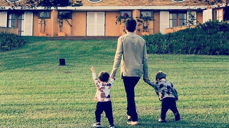 Thales Bretas, viúvo de Paulo Gustavo, posa com os filhos e agradece aos amigos