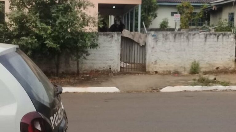 Cachorro desenterra cadáver de bebê de 4 meses do quintal de casa; mãe é suspeita