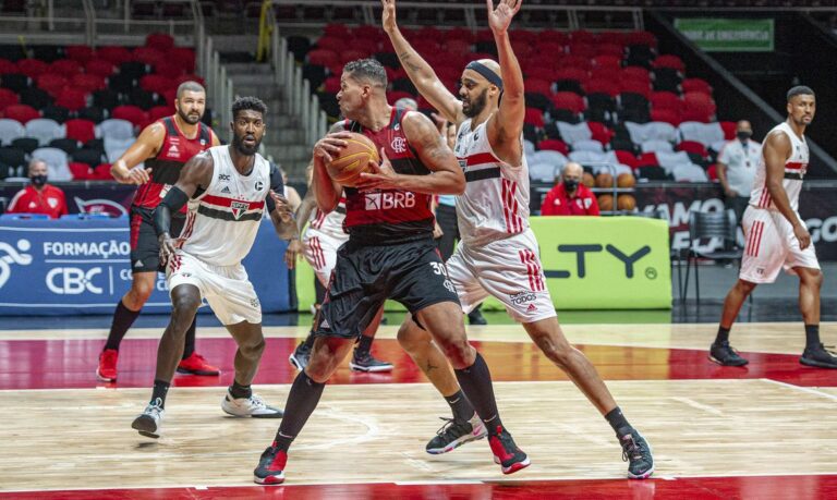 Flamengo volta a bater São Paulo e abre vantagem na final do NBB
