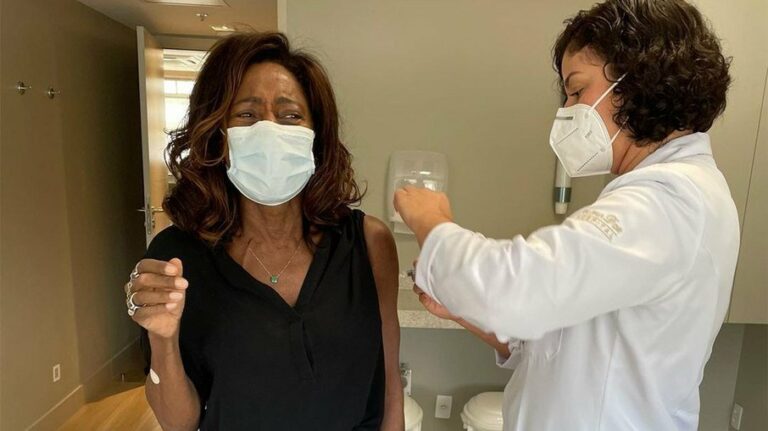 Gloria Maria toma segunda dose da vacina e faz mistério sobre idade