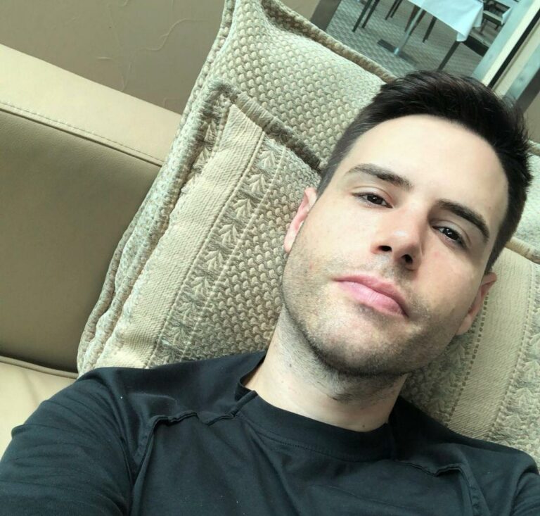 Luiz Bacci chama seguidora de corna e faz revelação do corpo: “É o que cabe”