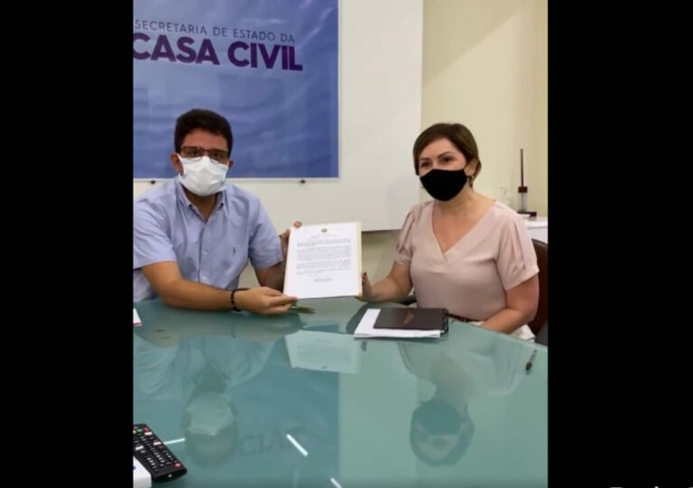 Ao lado de Socorro Neri, Cameli anuncia pagamento de VDP a educadores do Estado