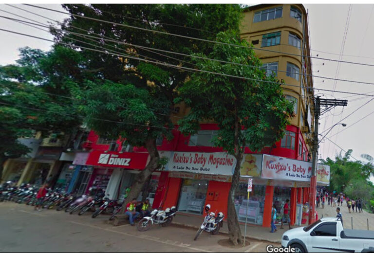 Antigo edifício no Centro de Rio Branco está ameaçado após deslizamento de terra