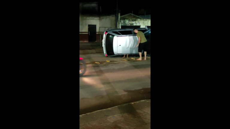 Carro capotado é colocado de volta ao chão por populares e imagem viraliza
