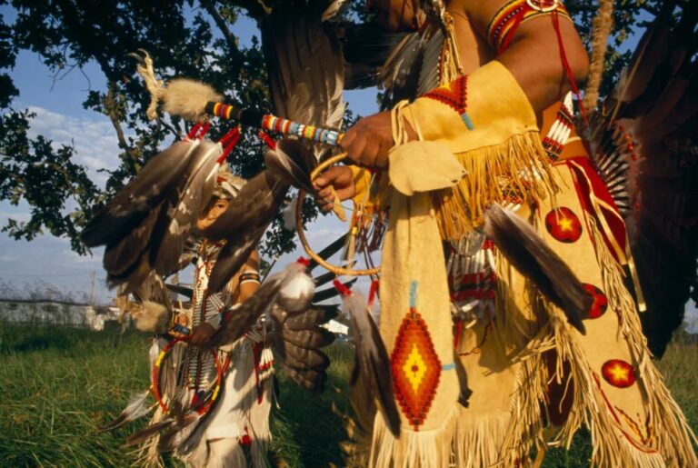 Avô ensina uma dança cherokee ao neto