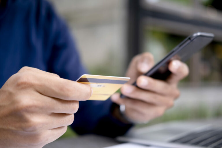 Dupla é presa suspeita de vender cartas de crédito falsas; prejuízo estimado é de R$ 500 mil