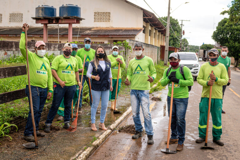 Prefeita Fernanda Hassem presta homenagem aos garis pelo Dia do Gari