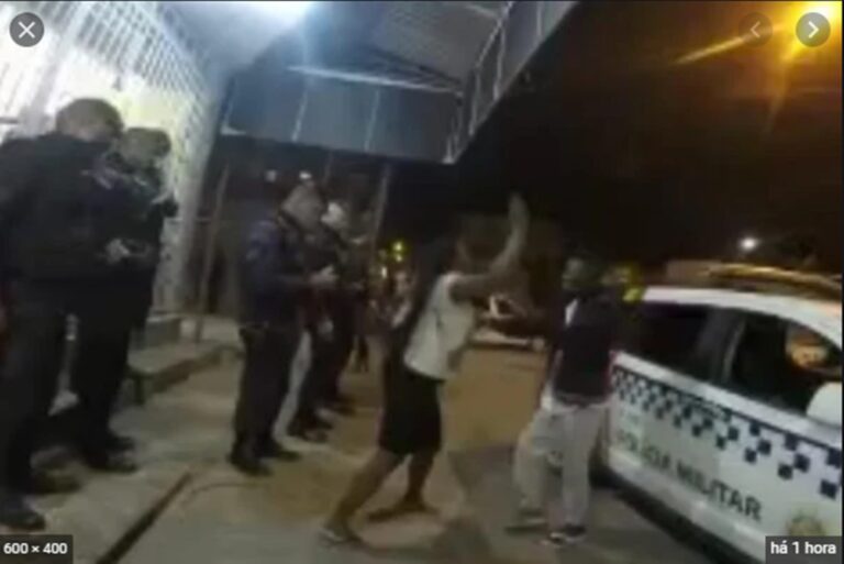 Vídeo: após subir em viatura, jovem pede desculpas e leva surra da mãe