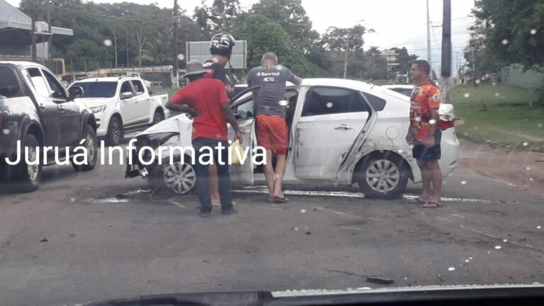 Duas pessoas ficam feridas após carro perder o controle e capotar em Cruzeiro do Sul