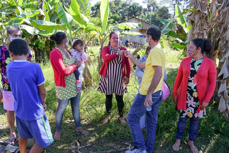 Prefeitura de Cruzeiro do Sul e Energisa levam luz para pessoas que estão a mais de 40 anos no escuro