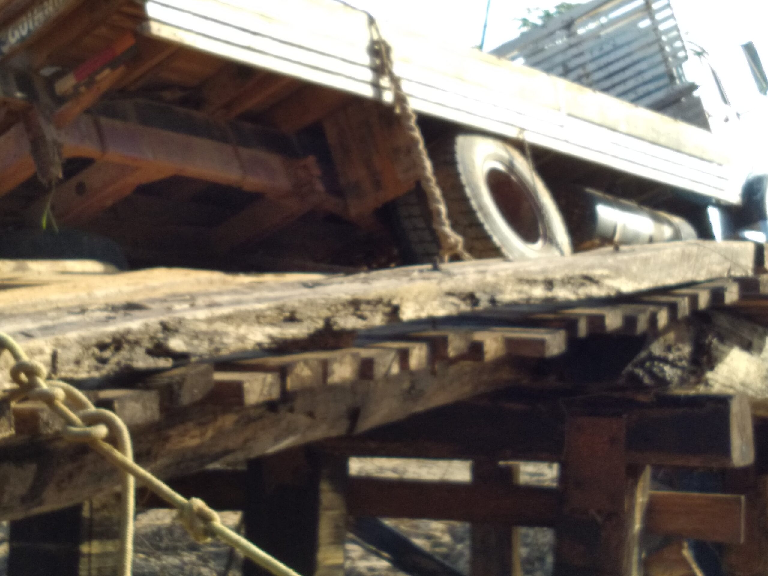 Moradores de ramal em Rio Branco ficam isolados após trator quase causar tragédia em ponte