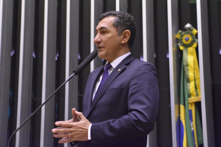 Jesus Sérgio consegue liberação de recursos federais para custear agentes de saúde de Tarauacá