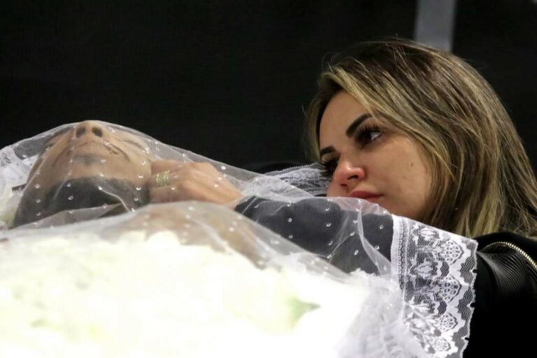 Em velório, Deolane diz que morte de Kevin foi causada por “amizades”