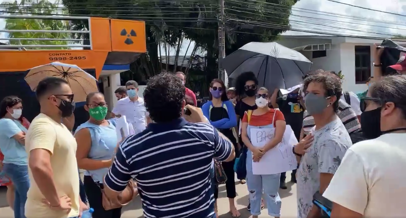 Professores de escolas em tempo integral fazem manifestação em frente à Casa Civil