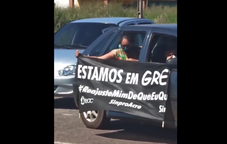 No AC, professores saem às ruas com cartazes: “Reajuste, mim dê que eu quero”