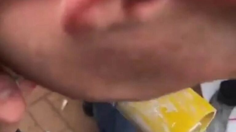 Invasor do campo do United cheira pó suspeito em bandeira de escanteio