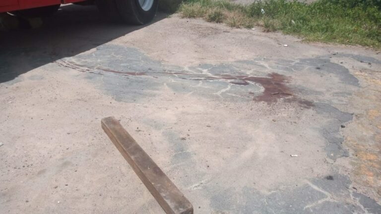 Vídeo: homens são brutalmente espancados com golpes de perna-manca por ‘tribunal do crime’