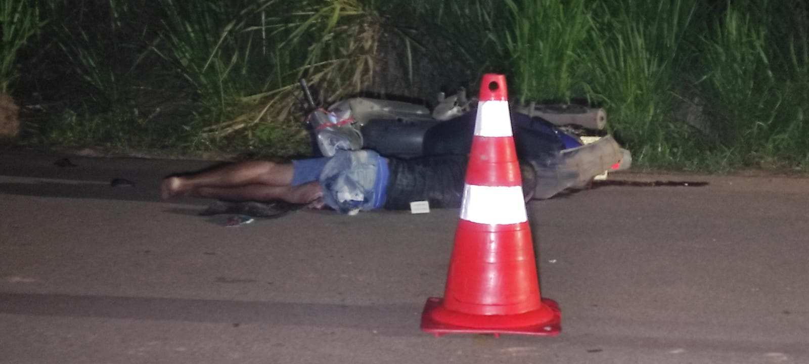 Motociclista morre após ser atropelado e arrastado por cerca de 35 metros por veículo
