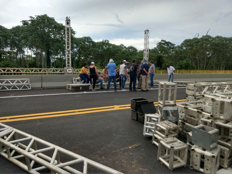 Mega estrutura de ferro é montada em cima da ponte do Abunã para inauguração