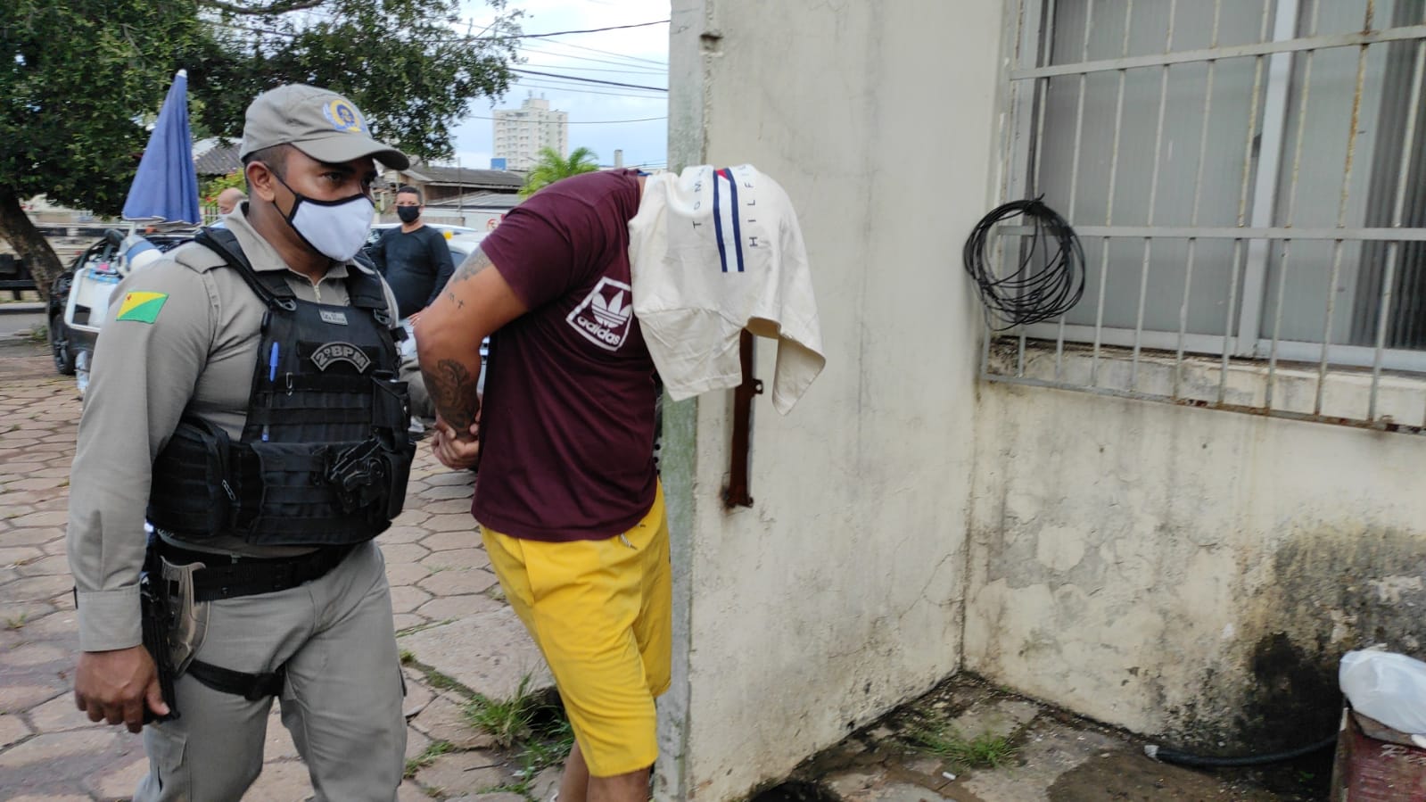 PM acaba reunião de facção e prende 5 pessoas com armas de fogo e drogas em Rio Branco PM acaba reunião de facção e prende 5 pessoas com armas de fogo e drogas em Rio Branco