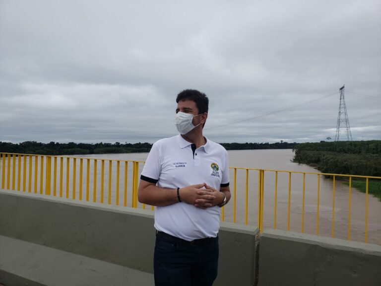 Vídeo: Gladson cria música para se despedir da balsa em inauguração da ponte: “Tchau, querida”