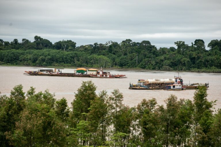 Balsas cruzam o Rio Madeira pela última vez