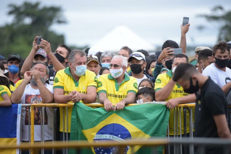 Multidão aguarda Bolsonaro na Ponte do Abunã; expectativa é de que presidente quebre protocolo