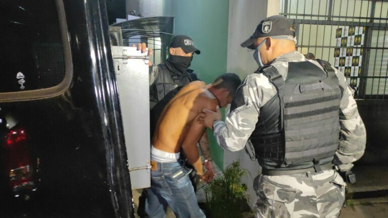 Polícia fecha ‘boca de fumo’ e prende jovem no bairro Caladinho