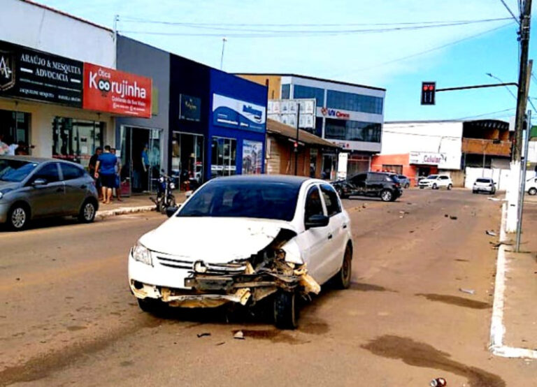 No AC, homem avança sinal vermelho, bate em carro de vereador, atropela mulher e foge
