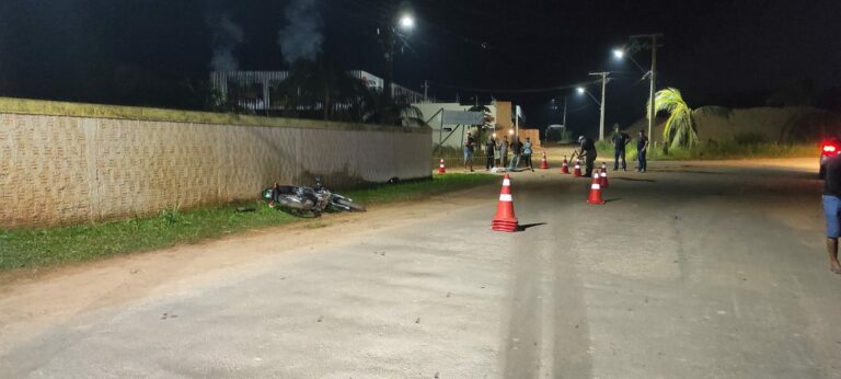 Homem morre após passar em buraco e perder controle de moto em Rio Branco