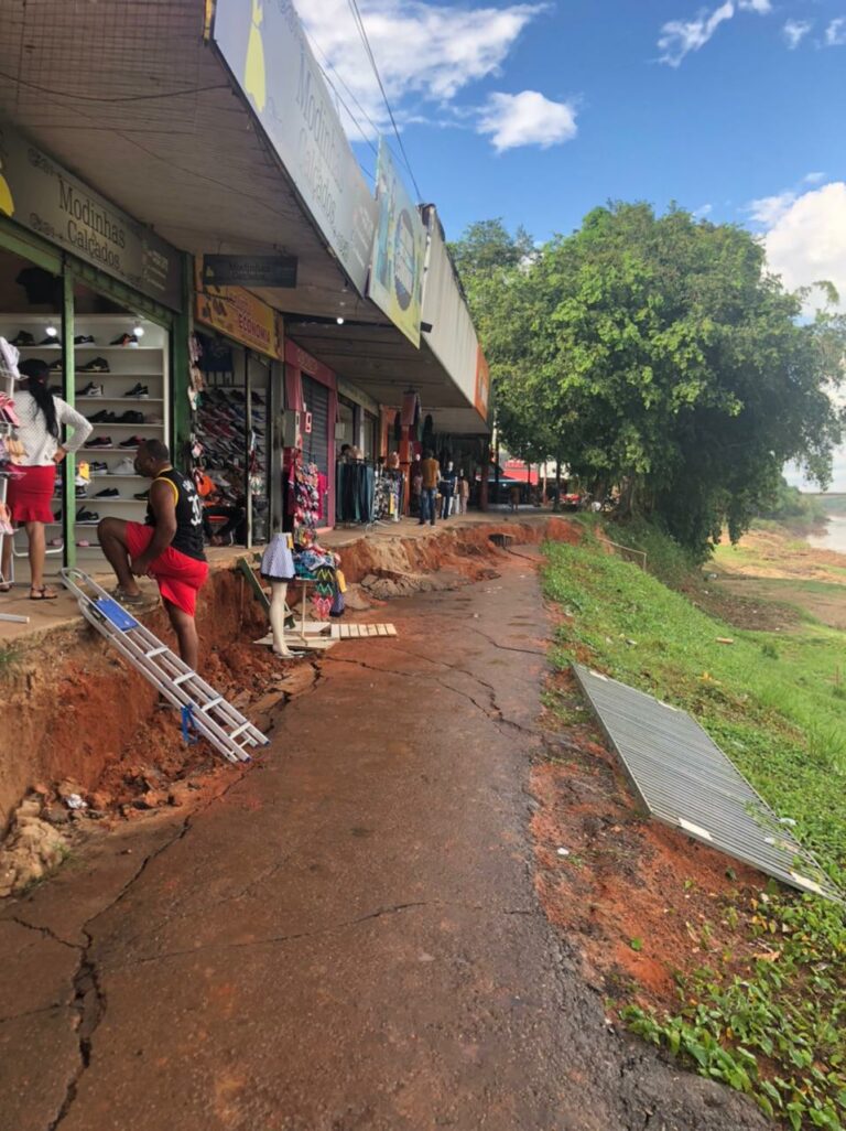 Desbarrancamento no calçadão em Rio Branco compromete lojas: “Vendas caíram 100%”