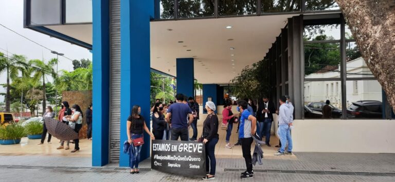 Tempo indeterminado: professores abrem greve no AC com adesão de 90% das escolas