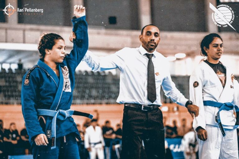 Campeã no Rio de Janeiro, lutadora acreana de 23 anos está a poucos passos do UFC