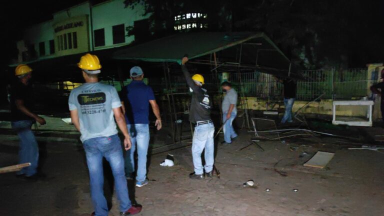 Camelôs do Calçadão têm barracas demolidas pela Prefeitura de Rio Branco