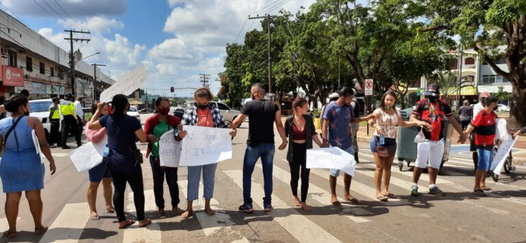 Em protesto contra Prefeitura, camelôs fecham Av. Ceará e trânsito fica parado