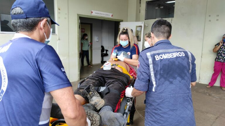 Idoso perde controle de moto após passar por buraco e vai parar no PS em estado grave