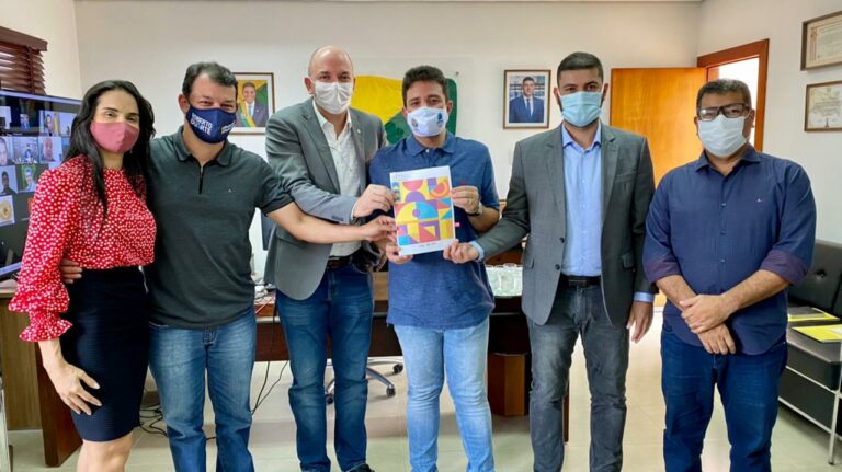 Nicolau Júnior recebe LDO das mãos do governador e agradece parceria do Executivo