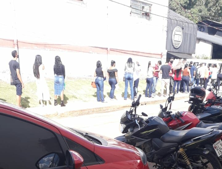Desempregados fazem fila na disputa por vagas de garçons em cervejaria de Rio Branco