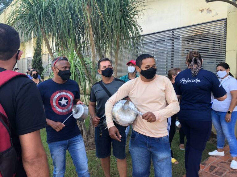 Greve: servidores da Educação fazem panelaço por liberação de proposta do governo