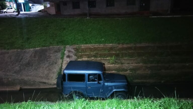 Com problema no freio, carro desce a ladeira e cai dentro do canal da Maternidade
